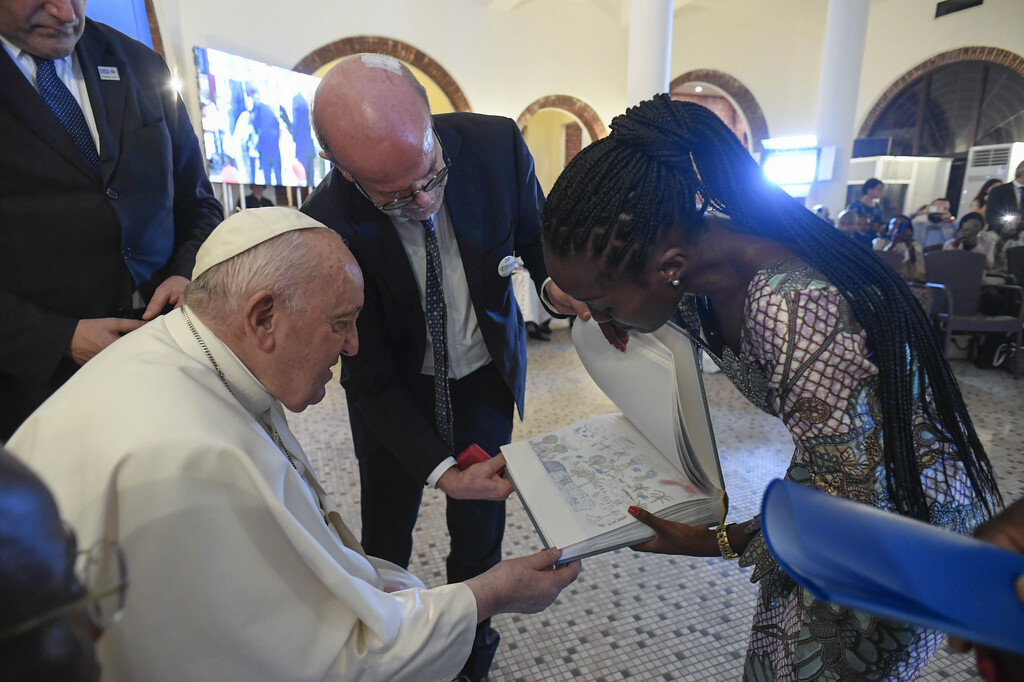 Congo, Pope Francis meets DREAM activists and representatives of Sant'Egidio of Kinshasa and Kivu. The voice of the children of the School of Peace